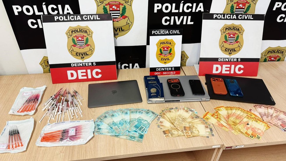 Dinheiro, celulares e materiais diversos apreendidos por policiais, em operação contra suposto esquema de lavagem de dinheiro envolvendo influenciadora digital em Rio Preto (SP) — Foto: Polícia Civil/Divulgação