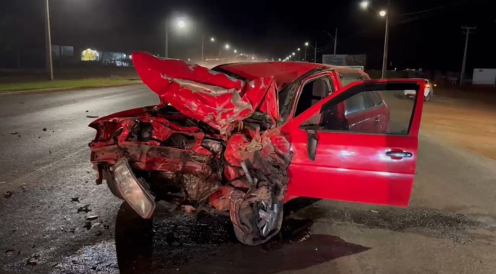Carro que as vítimas estavam ficou destruído. — Foto: Marlon Ferraz / Blog do Braga