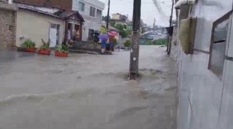 Chuva forte deixa ruas alagadas e 'cascata' se forma dentro de estação de metrô; VÍDEO