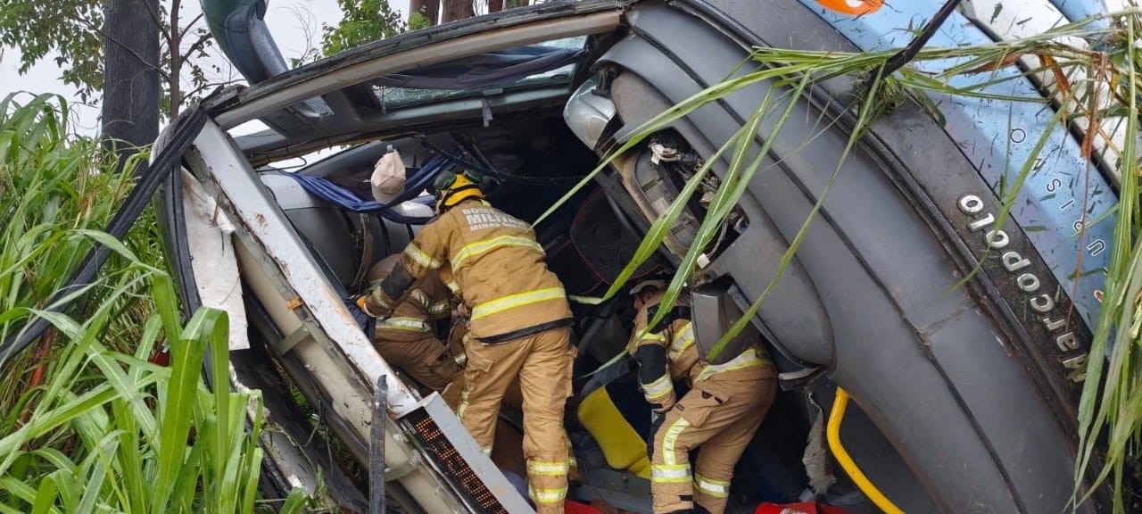 Ônibus que capotou e matou passageiros em MG estava regular, mas não tinha licença de viagem emitida pela ANTT