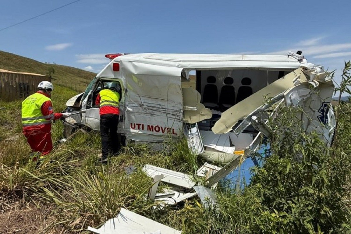 Carreta tomba em curva da BR-116 e atinge ambulância que levava paciente para o Hospital do Câncer, em Muriaé