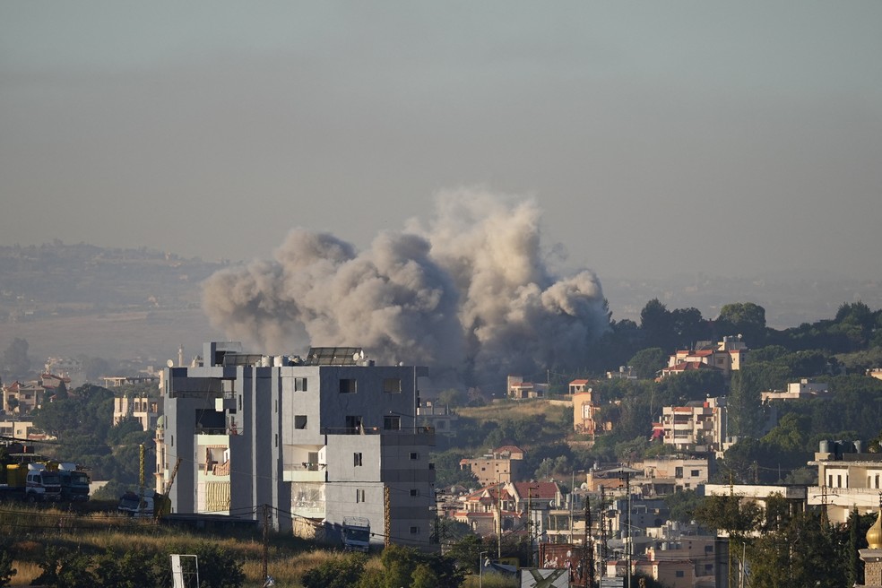 Fumaça sobe do sul do Líbano após um ataque israelense nesta sexta (5) — Foto: REUTERS/Stringer
