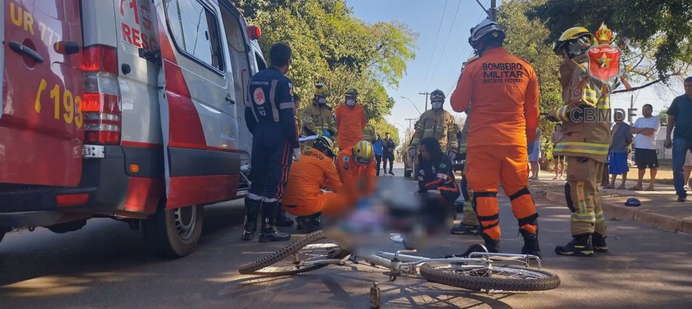 Ciclista de 86 anos morre após ser atropelado no Gama. — Foto: Divulgação/CBMDF