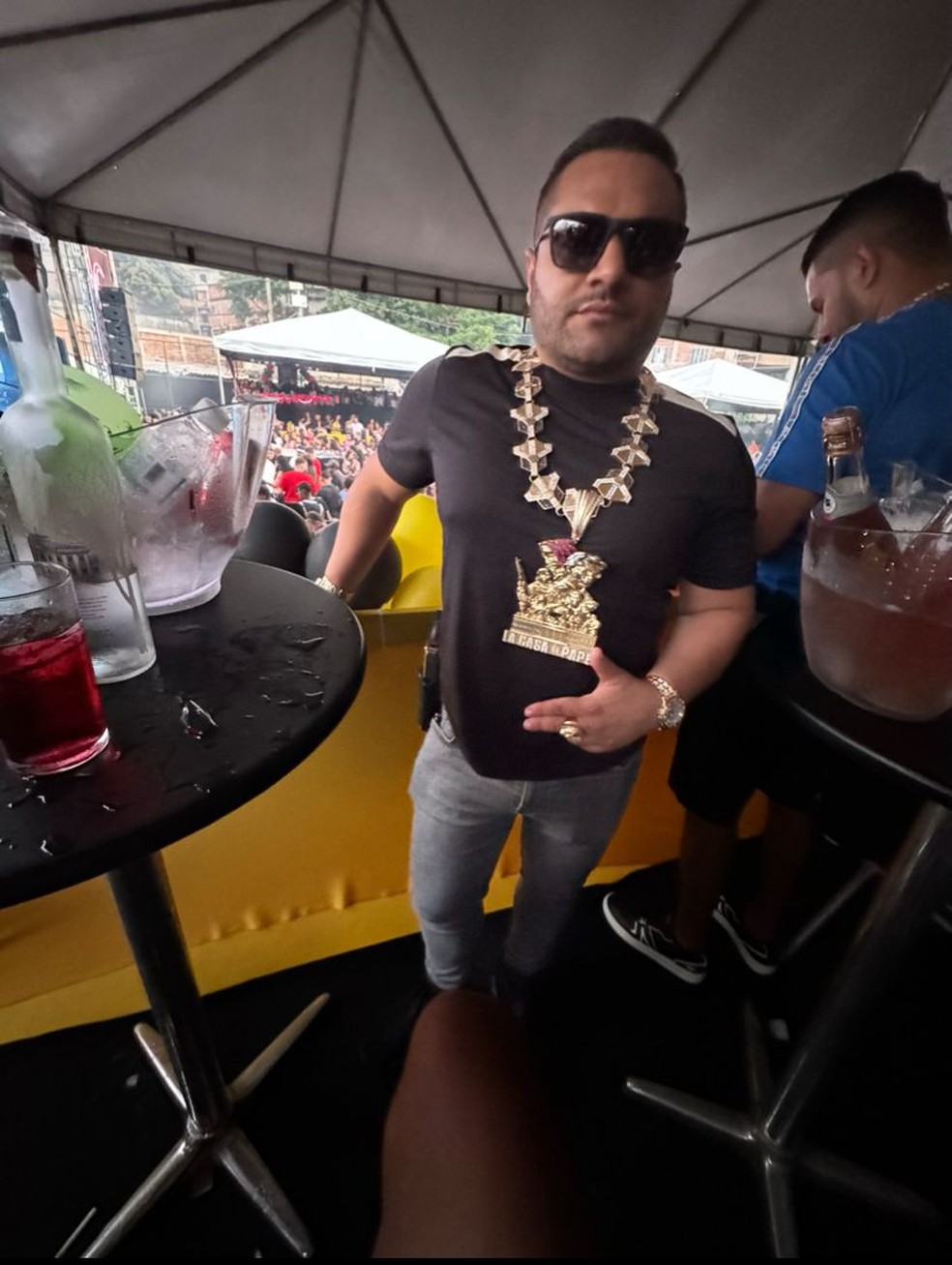 O traficante Fhillip da Silva Gregrio, conhecido como Professor, em baile no Complexo do Alemo  Foto: Reproduo