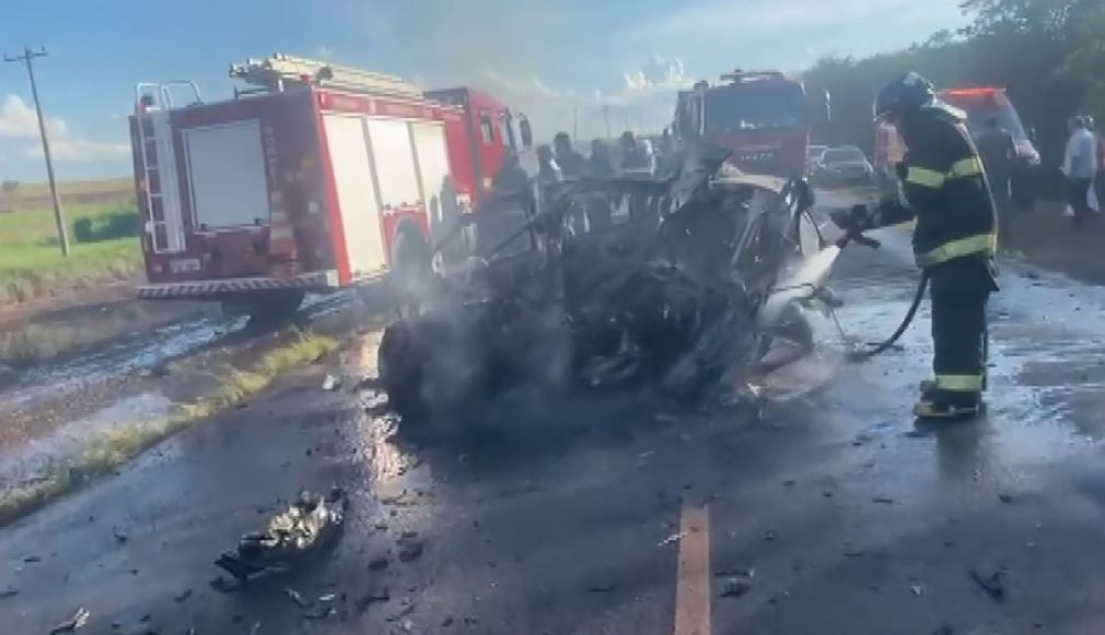 Colisão termina em morte e deixa veículos em chamas em rodovia do interior de São Paulo