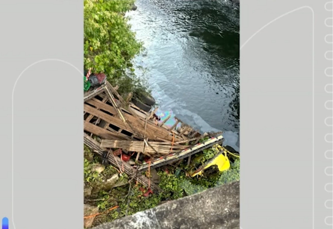 Homem morre após caminhão cair da Ponte de Santa Luzia, na RJ-142, entre Nova Friburgo e Casimiro de Abreu