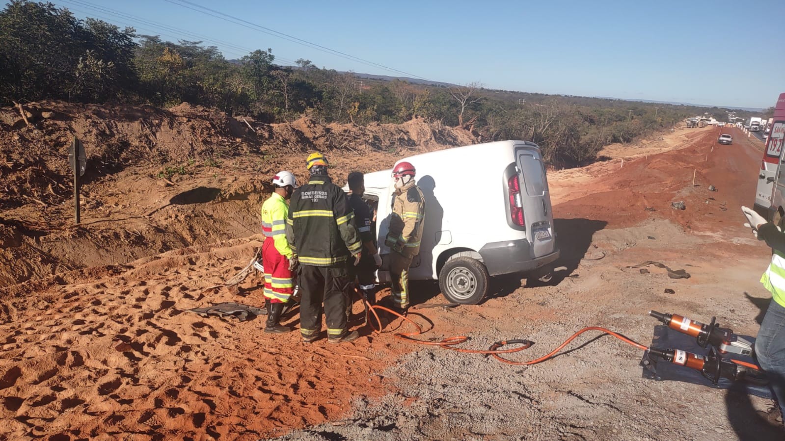 Batida entre carro e caminhão deixa motorista preso às ferragens na BR-135