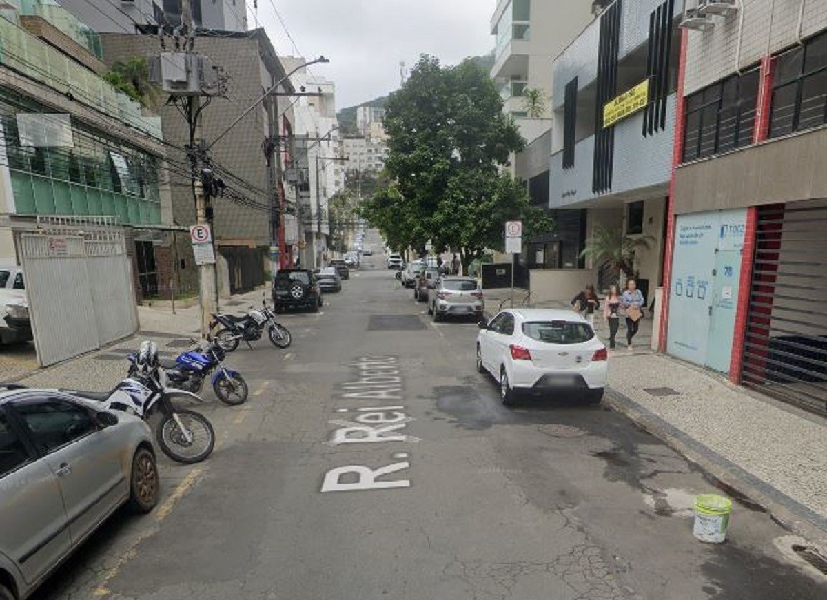 Trânsito na Rua Rei Alberto, no Centro de Juiz de Fora, tem sentido de circulação invertido 