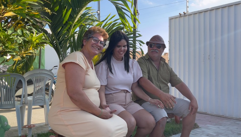 Cleonice, Jaqueline e Geovar reunidos na frente de casa, em Araruna  Foto: Pedro Jnior/TV Cabo Branco