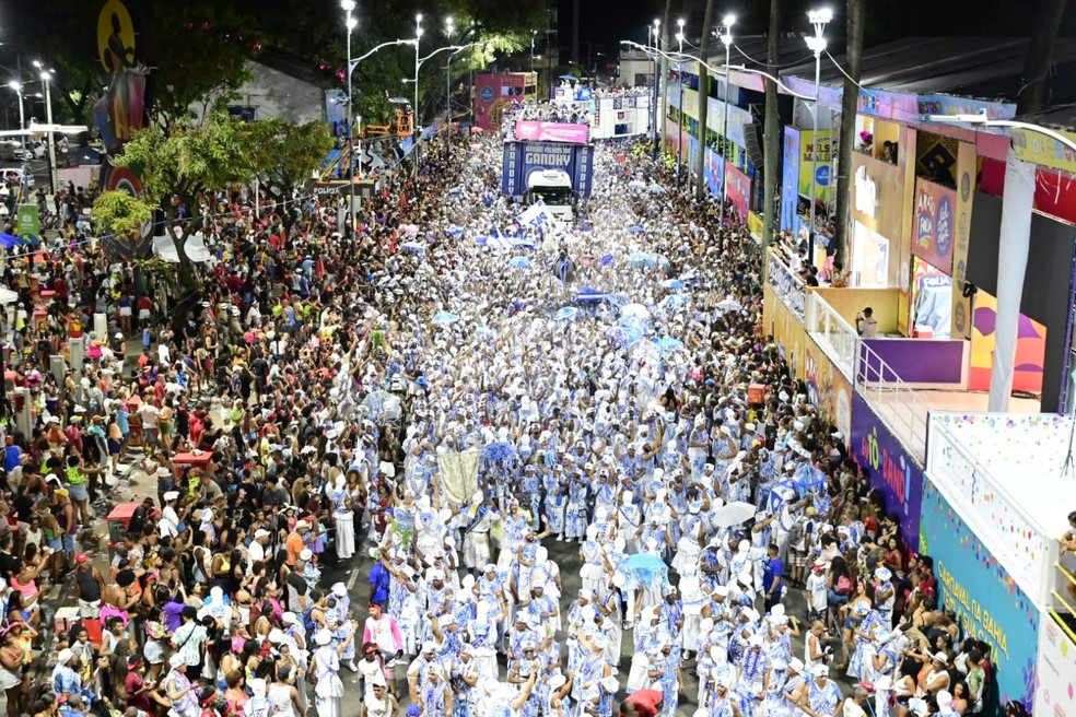 Desfile dos Filhos de Gandhy, tradicional bloco de afoxé de Salvador — Foto: Sergio Pedreira/Ag. Picnews