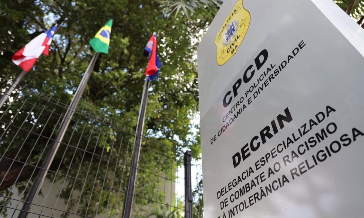 Idoso é preso por injúria racial após ofender mulher em mercado de Salvador
