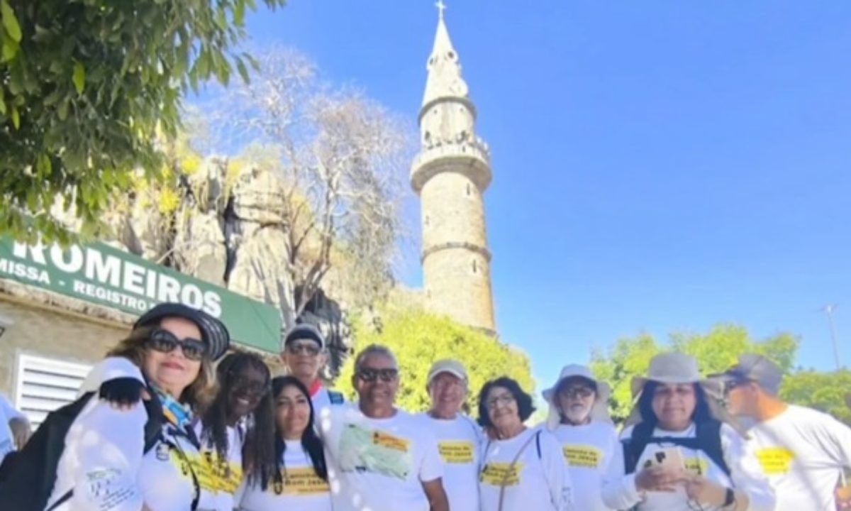Idosos peregrinos partem em caminhada de 420 km até santuário de Bom Jesus da Lapa, no oeste da Bahia