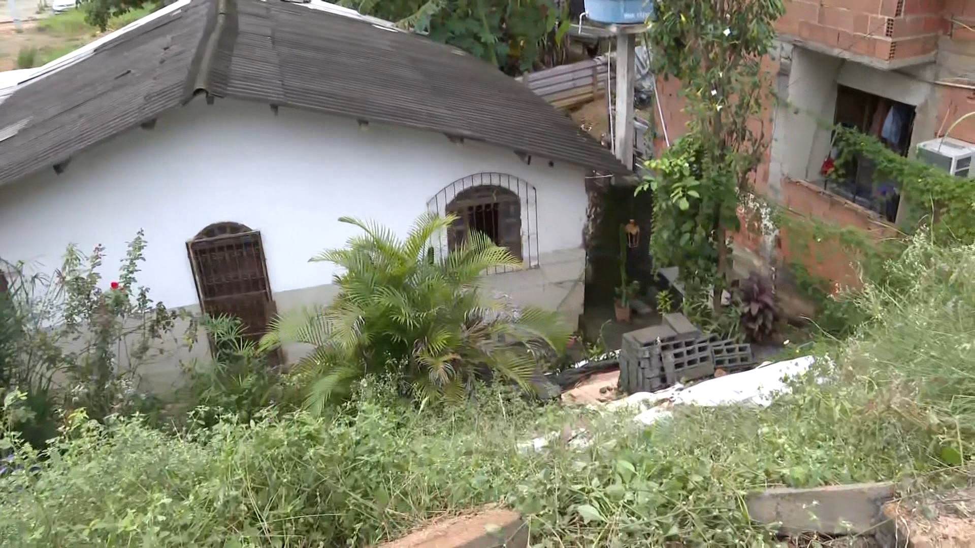 Homem é baleado e cai de barranco de 4 metros no ES; tiro também atingiu quarto de aposentada de 70 anos