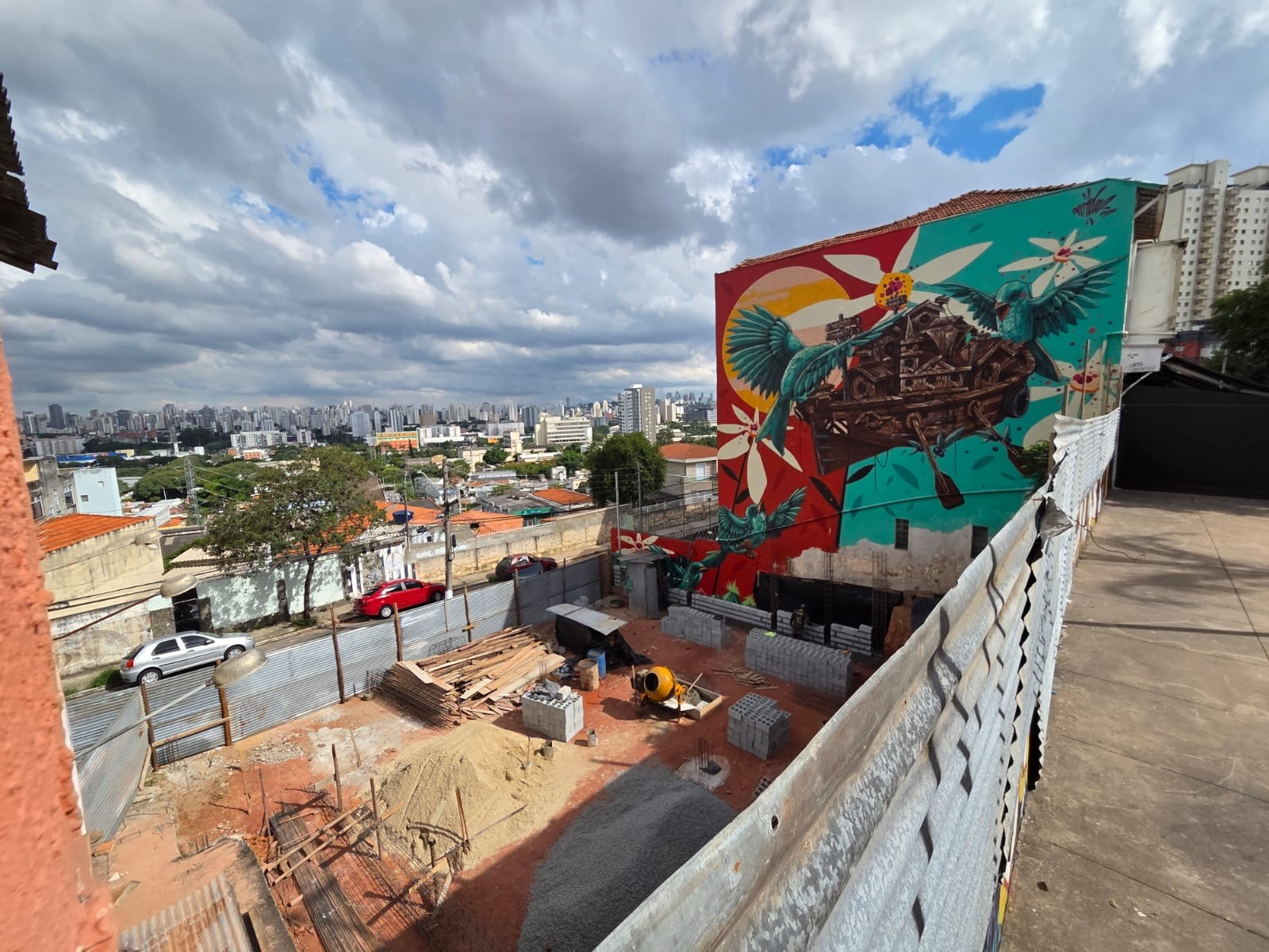 Obra irregular bloqueia vista de mirante na Freguesia do Ó, em São Paulo