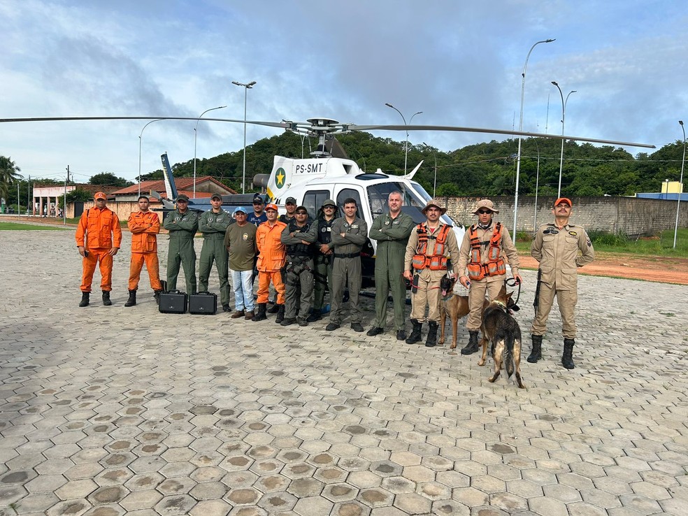 Equipe recebeu o reforço de um helicóptero do Centro Integrado de Operações Aéreas (CIOPAer) de Mato Grosso — Foto: Divulgação/ Bombeiros