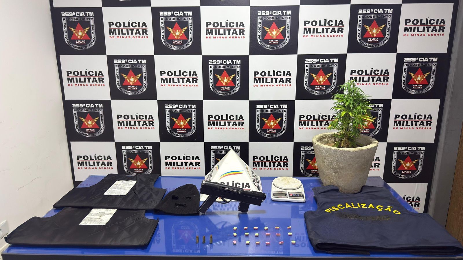 Submetralhadora, comprimidos de LSD e munições são apreendidas em Pirapora