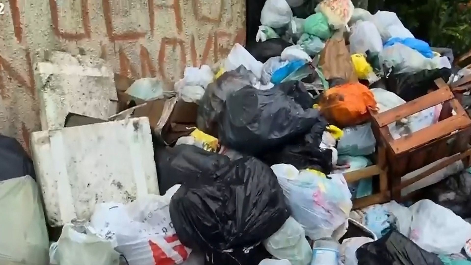 Moradores da Zona Sul de Macapá reclamam da falta de coleta; lixo se acumula nas ruas