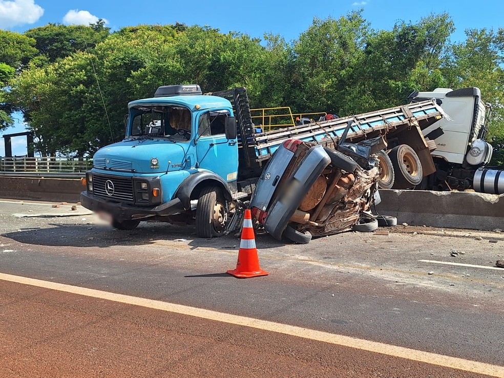 Acidente envolveu três veículos na Raposo Tavares, a SP-270 — Foto: Repórter Ourinhos/Reprodução