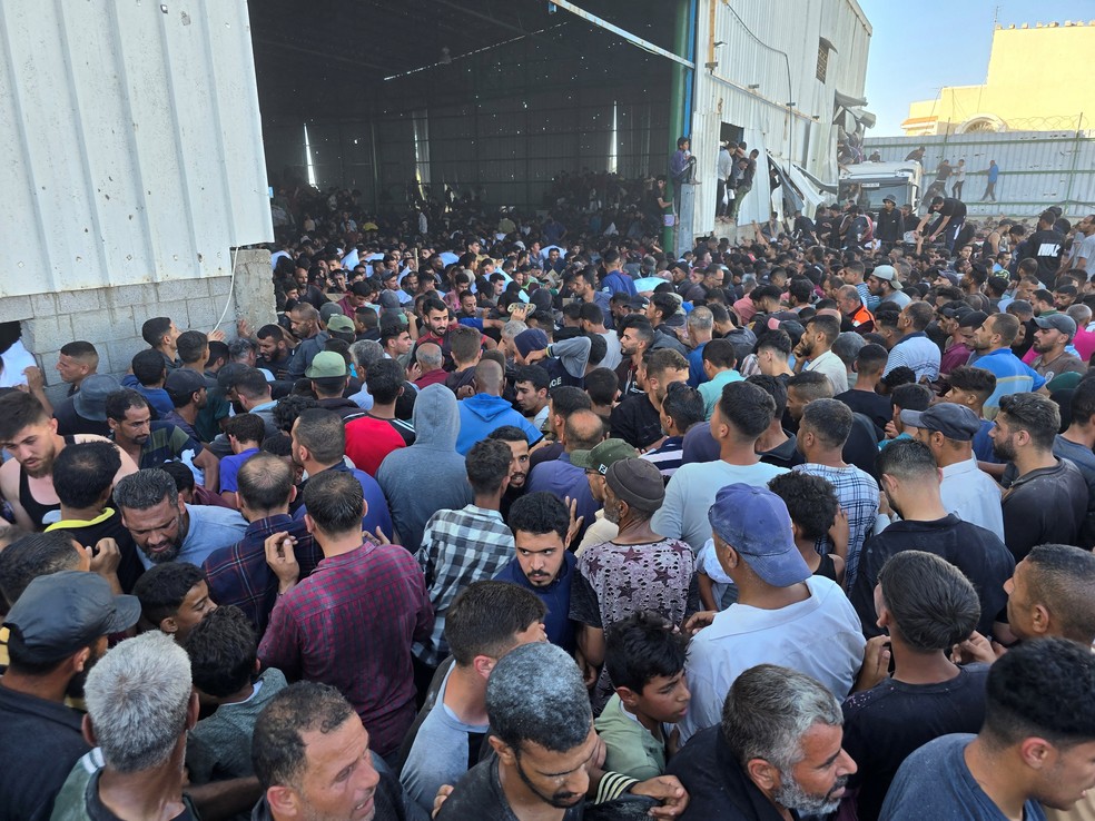Milhares de palestinos invadem armazém de agência da ONU em Gaza em busca de comida em 28 de maio de 2025. — Foto: Imagem obtida pela Reuters