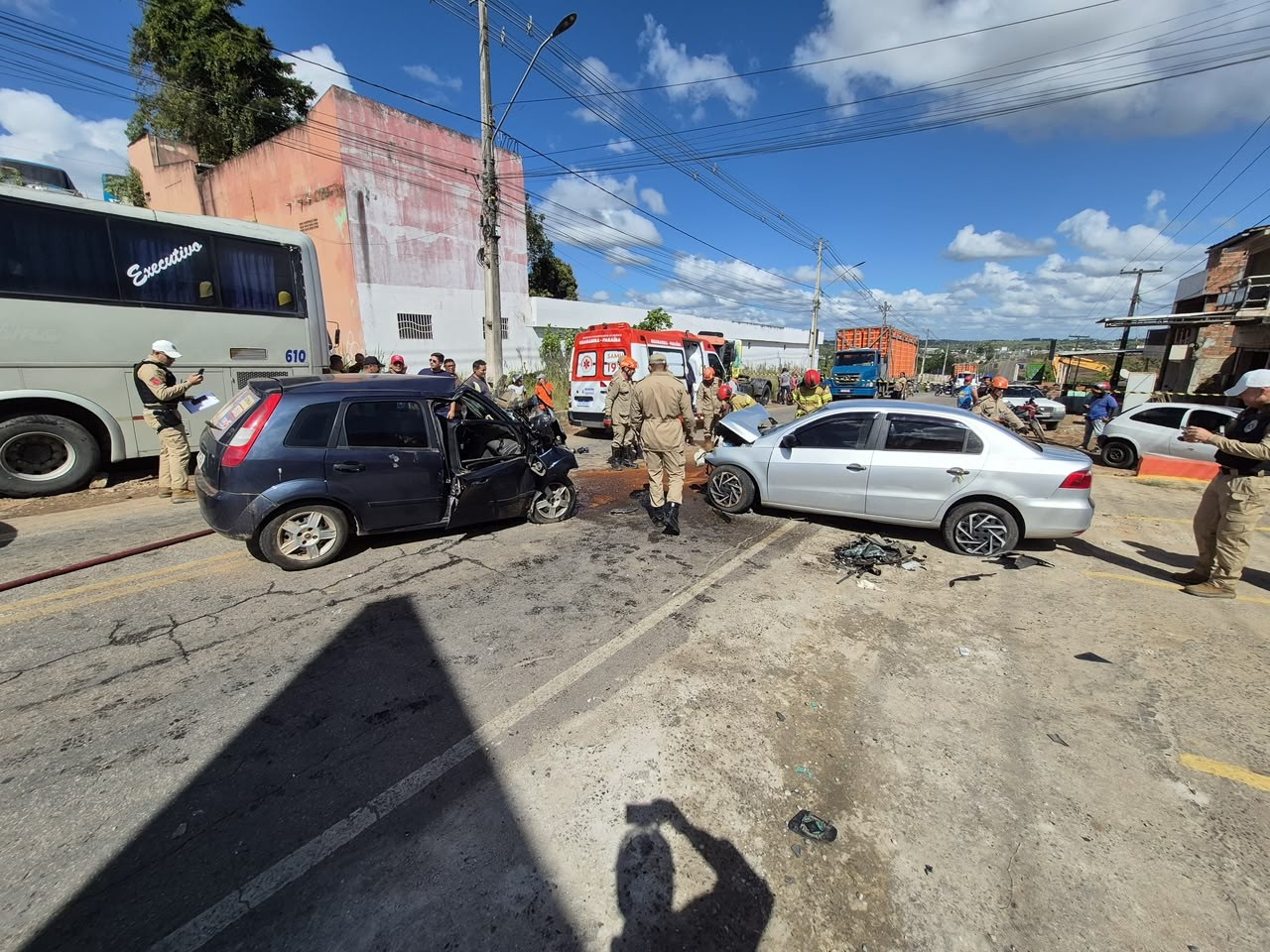 Acidente entre dois carros deixa três pessoas feridas em Guarabira 