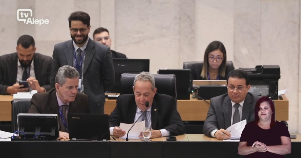 Imagem da Mesa Diretora da Alepe durante votação do reajuste de 20% das verbas de gabinete. Valor permitido passou para R$ 60 mil por mês por deputado estadual. — Foto: Reprodução/TV Alepe