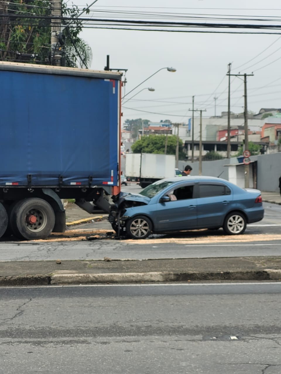 Batida entre carro e caminhão em cruzamento deixa duas pessoas feridas em Mogi das Cruzes