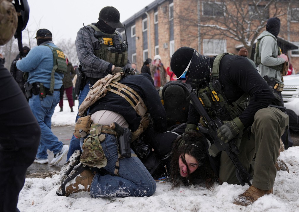 Agentes do ICE imobilizam mulher durante operação em Minnesota, em 21 de janeiro de 2026. — Foto: REUTERS/Leah Millis