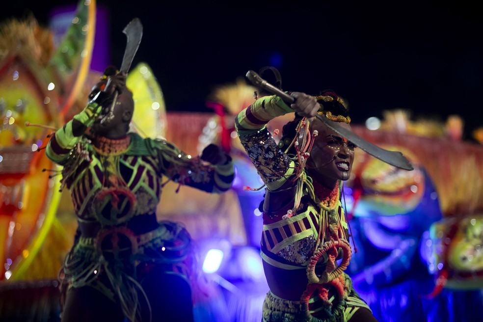 Integrantes da Viradouro durante desfile no carnaval de 2024. Enredo falou sobre mulheres guerreiras e o culto ao vodun serpente — Foto: Bruna Prado/AP
