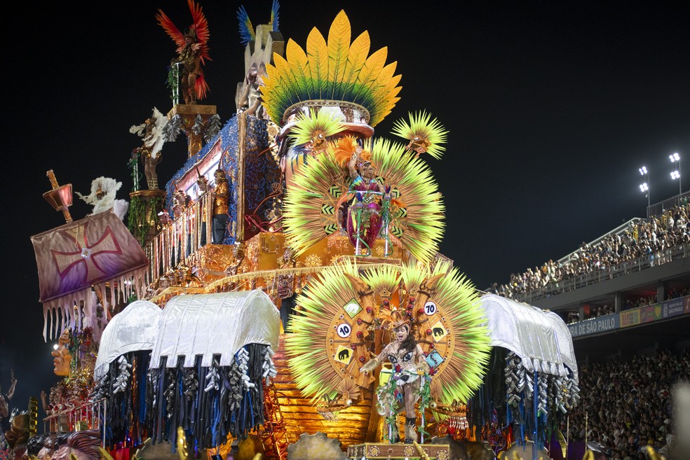 A escola de samba Acadêmicos do Tucuruvi desfila pelo Grupo de Acesso I do Carnaval de São Paulo 2026, no Sambódromo do Anhembi, na zona norte da capital paulista, na noite deste domingo (15) — Foto: Bete Marques/O Fotográfico/Estadão Conteúdo