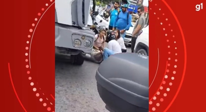 Motociclista tem a perna esmagada por caminhão em acidente na AV. Fernandes Lima, em Maceió 