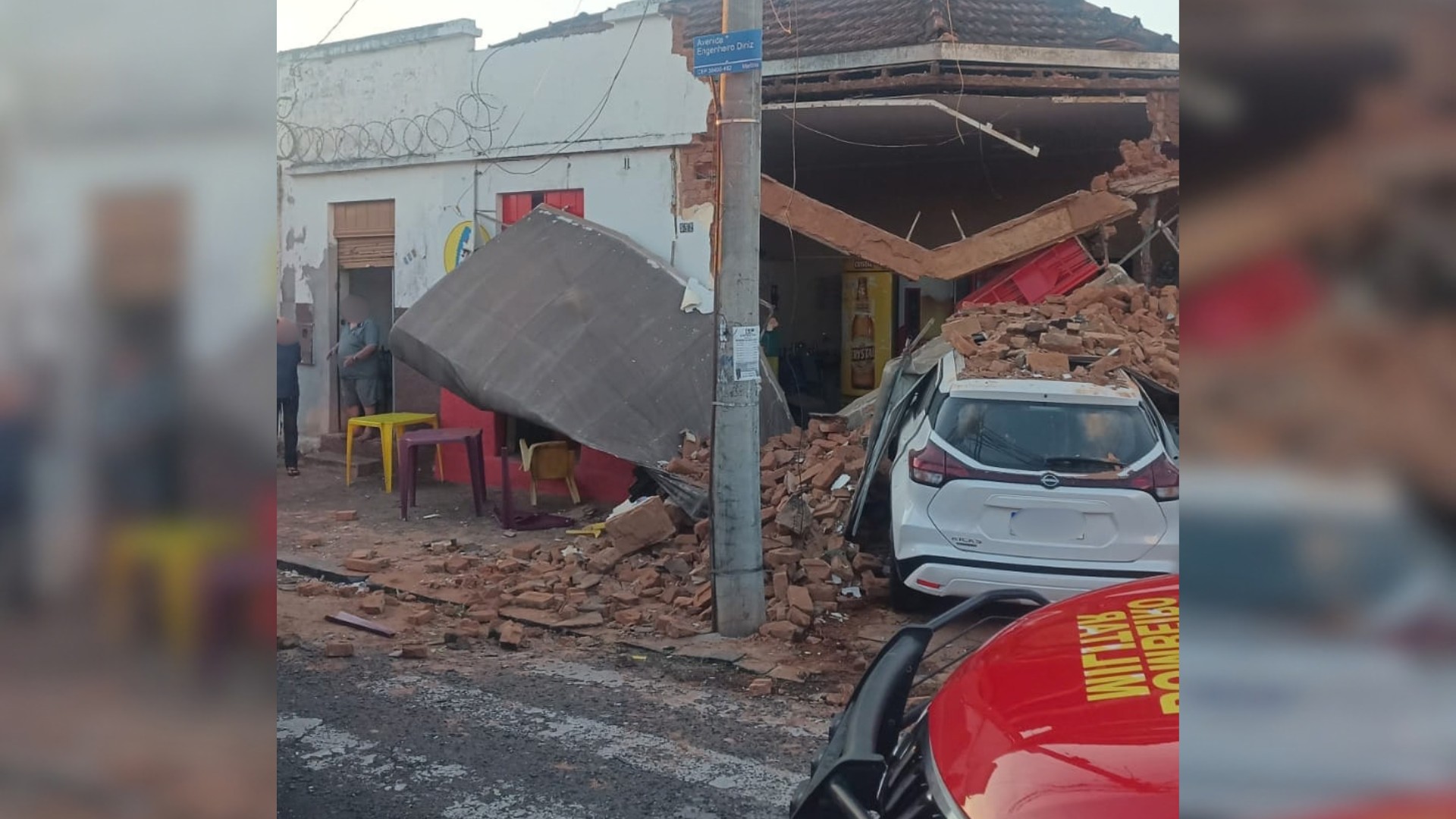 VÍDEO: Bar fica destruído após ser invadido por dois carros em Uberlândia; três ficaram feridos