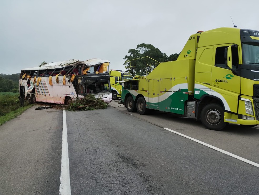 Ônibus que tombou é retirado da pista, na BR-116, em Pelotas — Foto: Divulgação/Ecosul