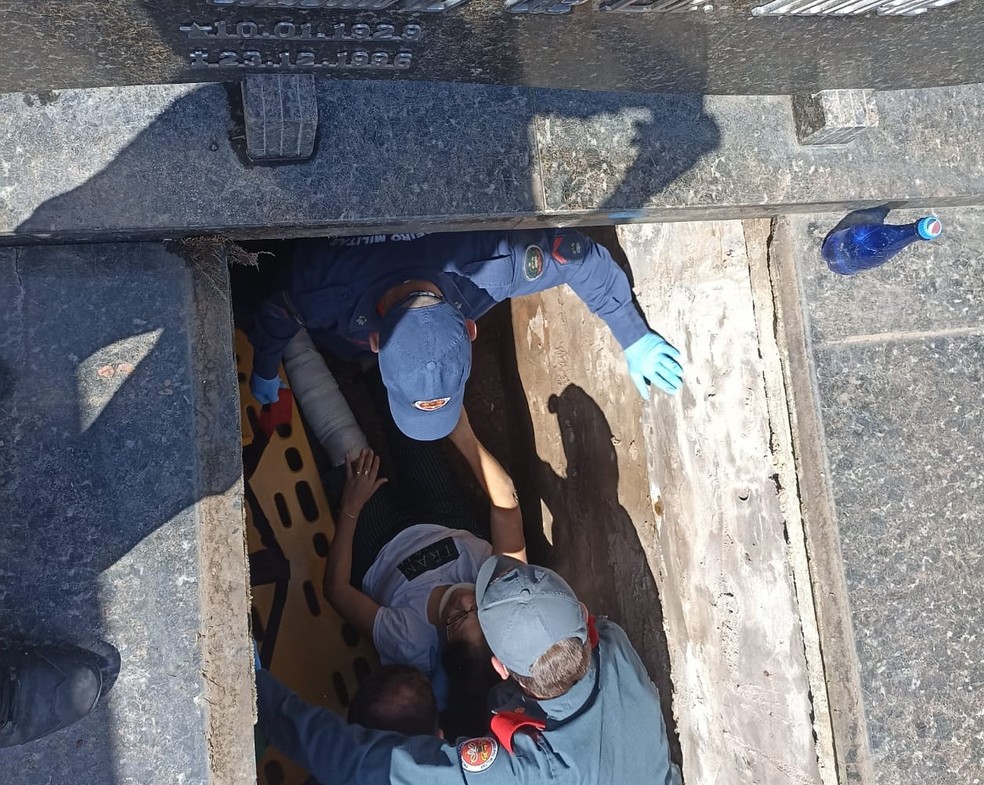 Mulher cai dentro de jazigo de 2 metros de profundidade em cemitério de SC — Foto: Corpo de Bombeiros/Divulgação