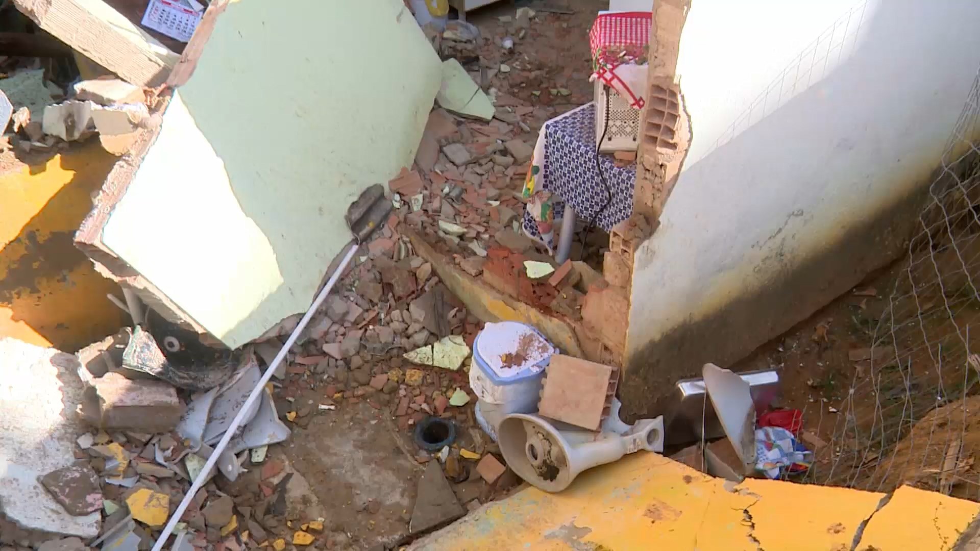 Caminhão atinge casa com idosa acamada e provoca desabamento no ES
