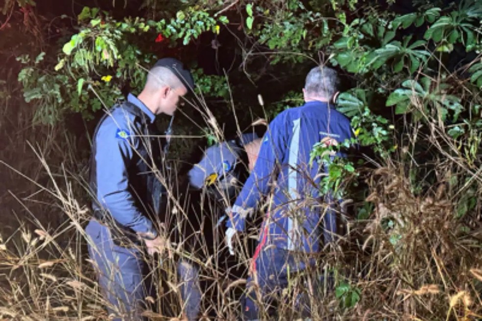 Corpos são encontrados dentro de saco de areia em bairro de Cuiabá — Foto: Sérgio Lapada 