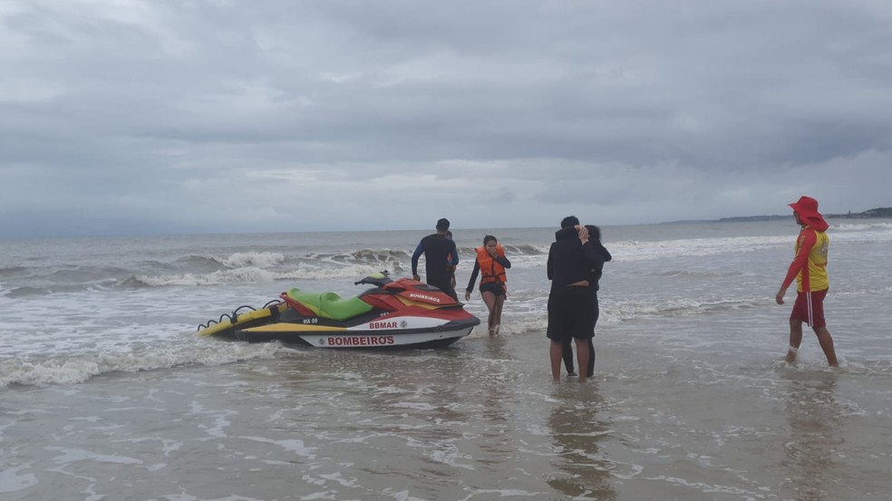 Ocupantes foram resgatados com vida da embarcação — Foto: Divulgação/Corpo de Bombeiros