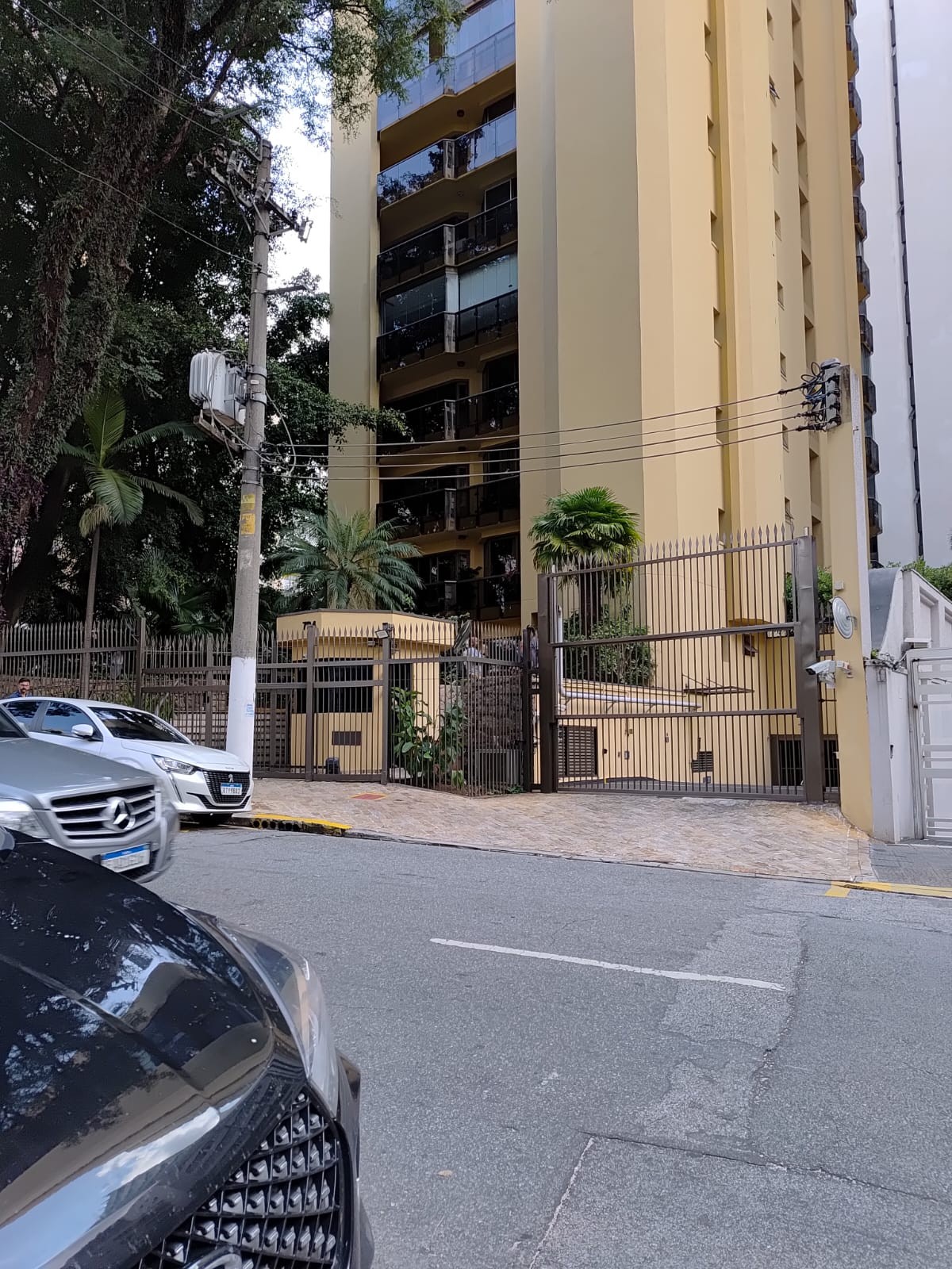 Moradores de Higienópolis relatam que assaltantes armados usaram carro clonado para entrar em prédio, fazer reféns e arrastão