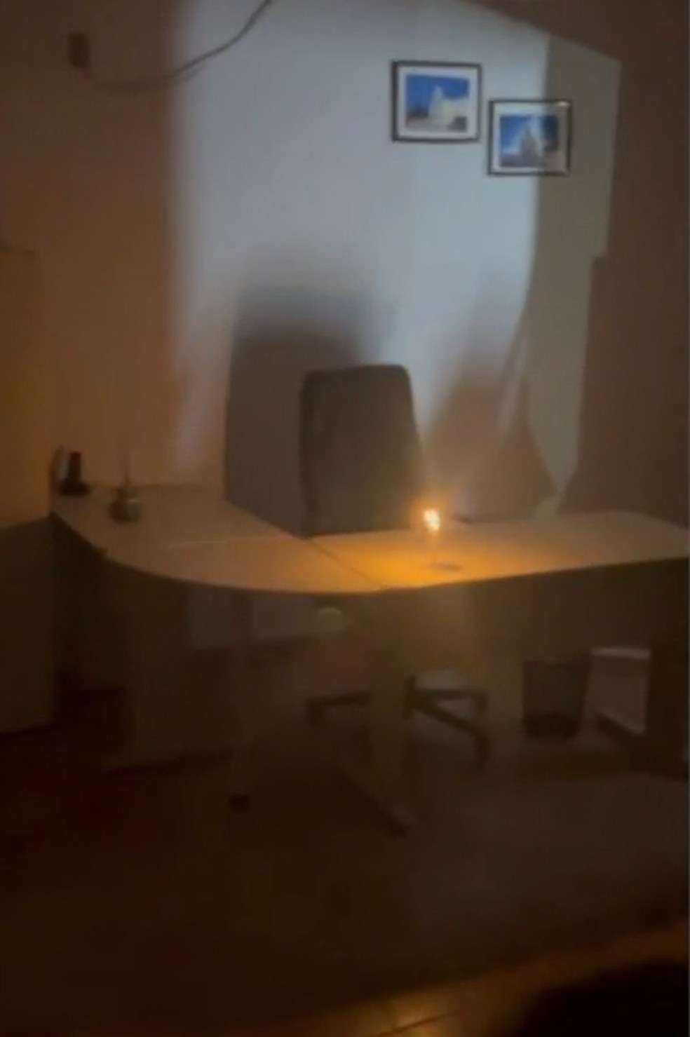 Sala da prefeitura sem luz — Foto: Redes sociais/Reprodução