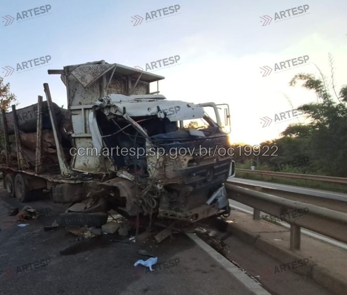 Acidente entre caminhão, ônibus maquinário causa congestionamento na Rodovia Raposo Tavares em Angatuba