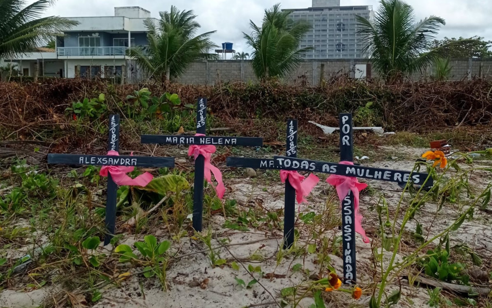Dez dias após três mulheres serem encontradas mortas em praia na Bahia, polícia diz que interrogou e fez exames em quatro pessoas 