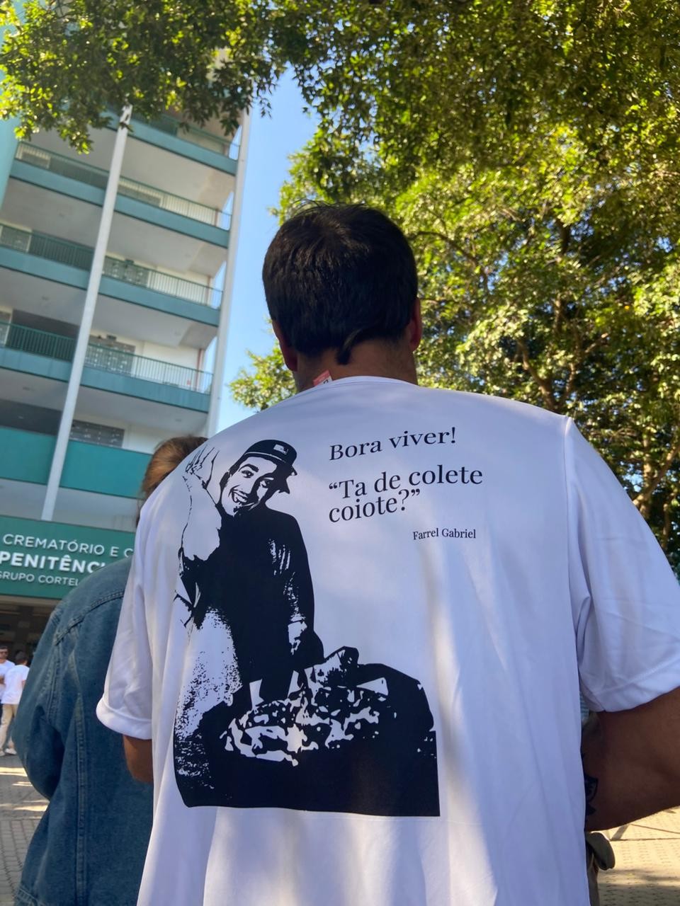 'Estava fazendo o que amava', diz primo em velório de Gabriel Farrel, morto em salto de paraquedas