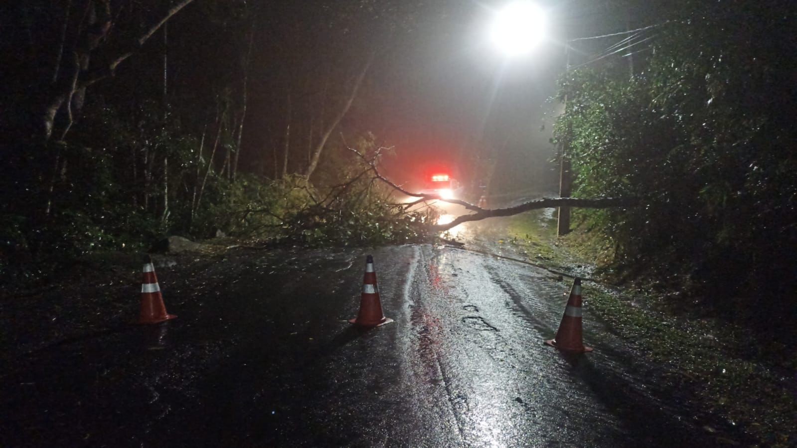 SC tem cidades alagadas, aulas canceladas e transtornos por causa da chuva