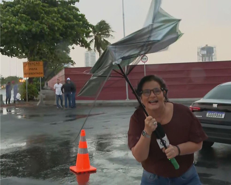 Bianka Carvalho foi surpreendida por ventania | Foto: Reprodução/TV Globo