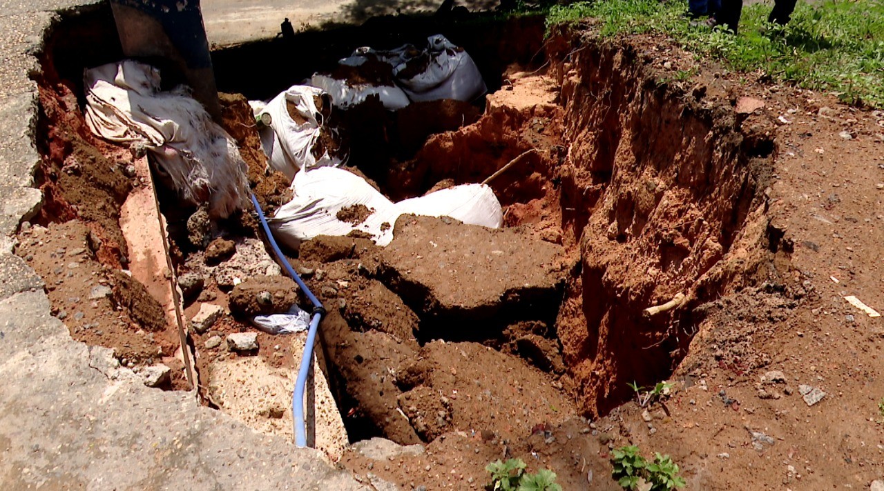 Barranco cede e causa erosão na cabeceira da Ponte dos Bilhares em Manaus