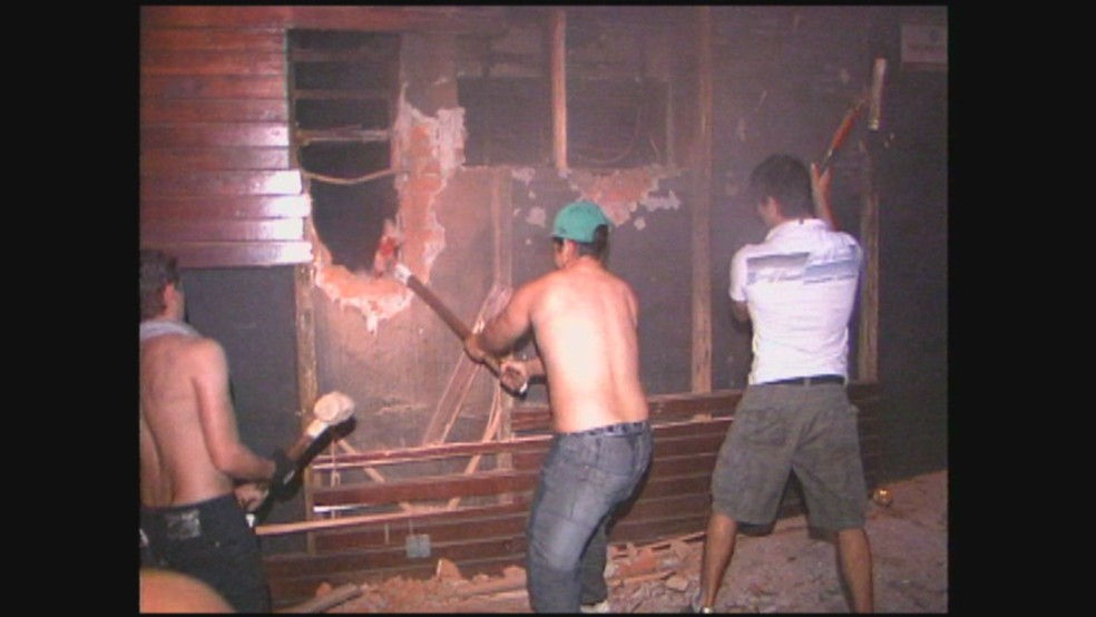 Populares quebram paredes da boate Kiss para ajudar no resgate — Foto: Reprodução/RBS TV