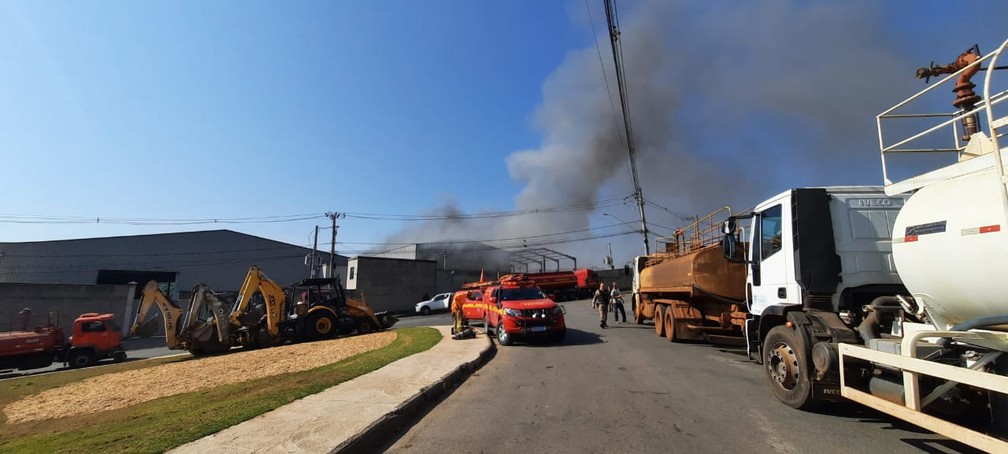 Incêndio destrói carreta em estacionamento de fazenda em Cariri do