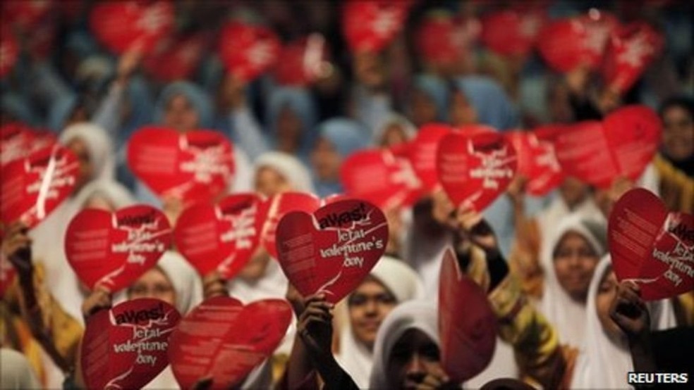 Dia de São Valentim é famoso até mesmo em alguns países muçulmanos - onde gera polêmica e protestos, muitas vezes — Foto: Reuters