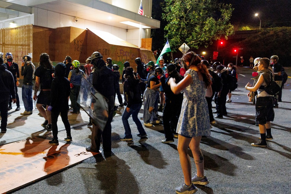 Manifestantes dançam durante um ato contra o governo Trump na sede de um prédio da agência de imigração (ICE) em Portland, nos EUA, em 1º de setembro de 2025. — Foto: John Rudoff/ Reuters