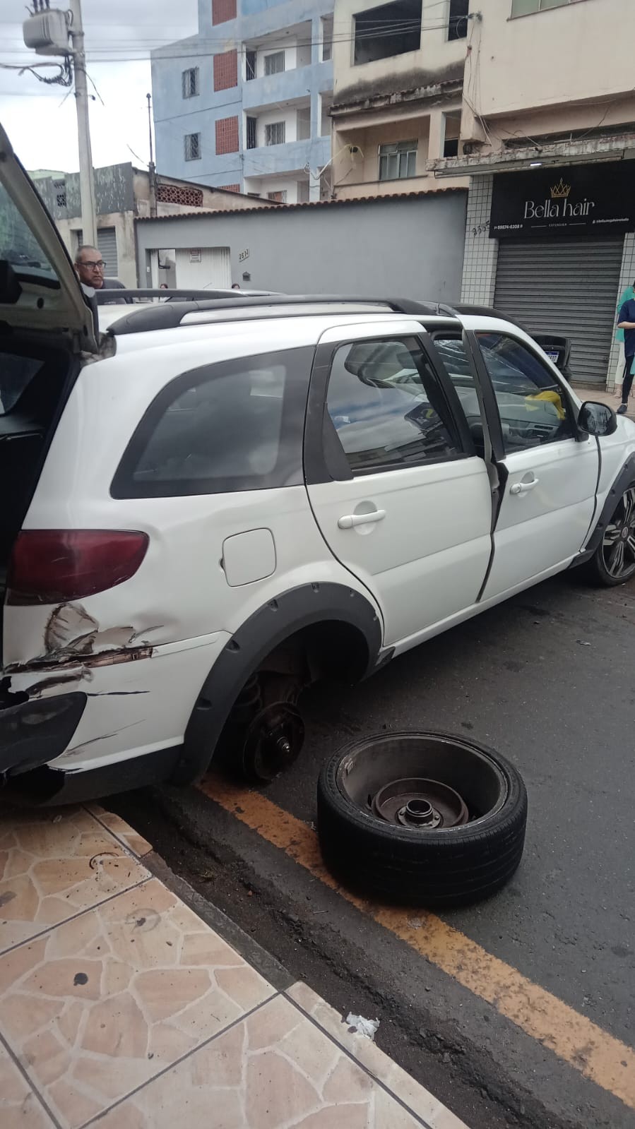 VÍDEO: Carro perde o controle e bate em muro em Volta Redonda