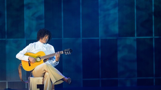 Vida de Djavan é contada com leveza em espetáculo em que a música reina sobre a dramaturgia de ação tênue -